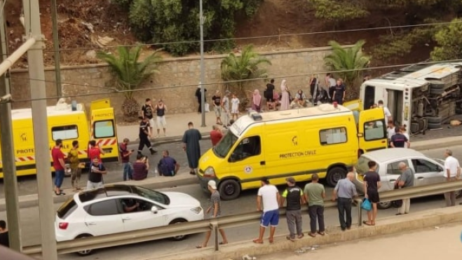 فيديو.. 24 جريحا في انقلاب حافلة لنقل المسافرين بالعاصمة