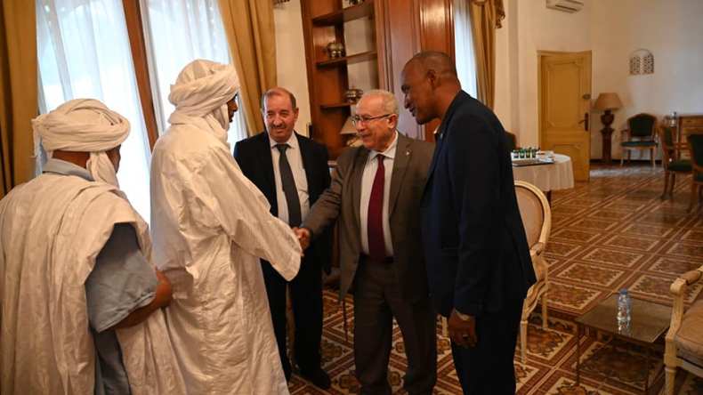 لعمامرة يلتقي بعدد من أفراد الجالية الوطنية المقيمة بمالي