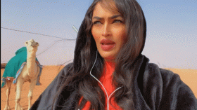 امرأة سعودية تنطلق من الرياض إلى جدة على ظهر ناقتها