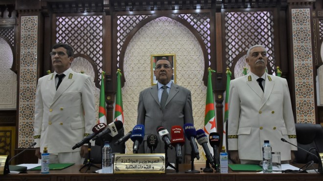 ولاية الجزائر: وزير الداخلية يشرف على مراسم نقل المهام.. وهذا ما طلبه من الوالي الجديد