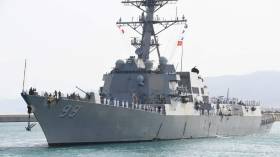 رسو المدمرة الأمريكية “FARRAGUT – DDG 9” بميناء جن جن (صور)