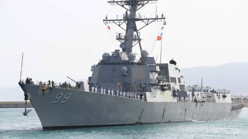 رسو المدمرة الأمريكية “FARRAGUT – DDG 9” بميناء جن جن (صور)