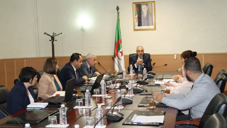 بيع تذاكر السفر إلكترونيا.. وزير النقل يقرر