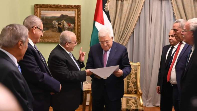 بالفيديو.. الرئيس الفلسطيني أول قائد عربي يتسلم دعوة لحضور القمة العربية بالجزائر