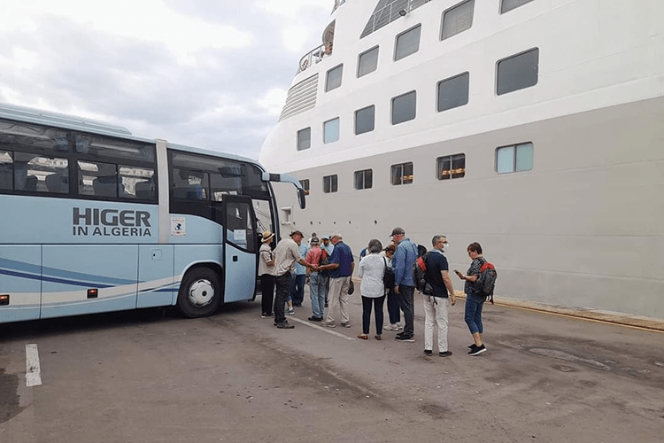 PHOTOS: des touristes étrangers en visite guidée a Alger et Tipasa