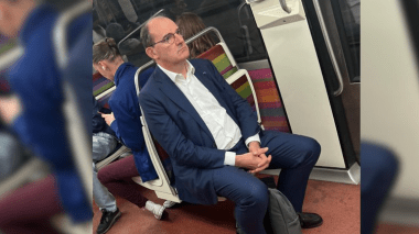 Une photographie de l’ancien PM français dans le métro fait réagir…