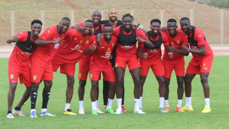 بِالفيديو والصور: تدريبات منتخبَي غينيا ونيجيريا