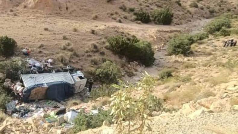 المسيلة: وفاة شخصين إثر حادث سقوط شاحنة في وادي