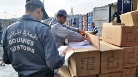 رقابة جمركية مشددة على الحاويات في مناطق التخزين