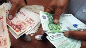 لهذه الأسباب انتعش الدينار في البنوك وتراجع في “السكوار”!