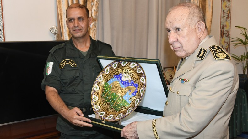 الفريق أول شنقريحة يكرّم الفريق الوطني العسكري السينوتقني