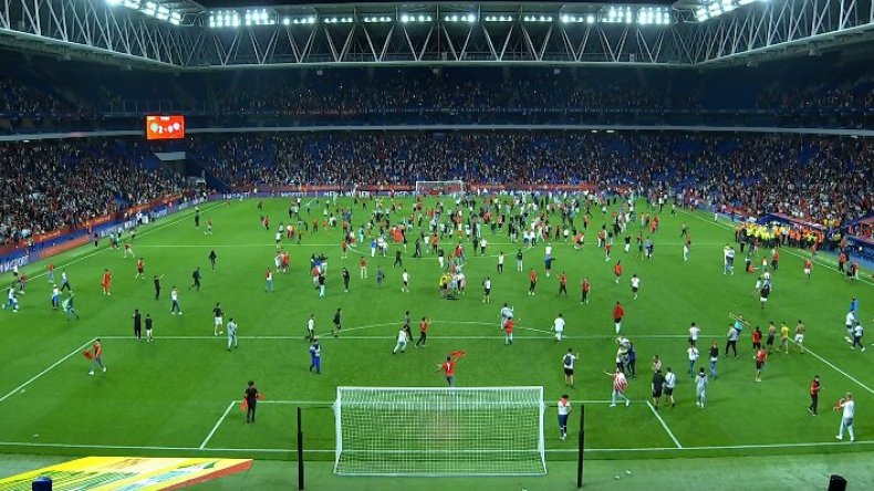 بِالفيديو: عنف وفضيحة للمغرب بِملعب إسباني