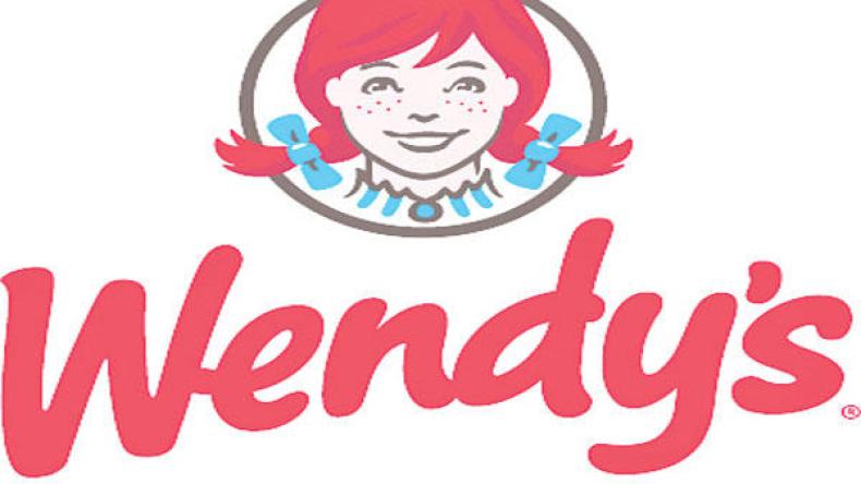 بعد إقالة مذيعة كندية شاب شعرها ..هذا ما فعله مطعم شهير من أجلها