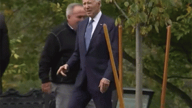 VIDEO: Joe Biden semble perdu dans les jardins de la Maison Blanche