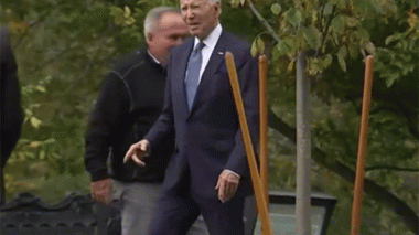 VIDEO: Joe Biden semble perdu dans les jardins de la Maison Blanche