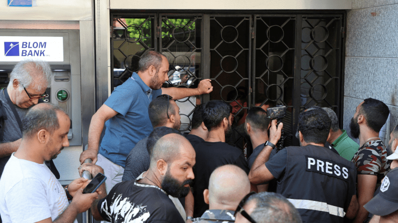 ظاهرة اقتحام البنوك تعود إلى لبنان.. 3 عمليات في أقل من ساعة