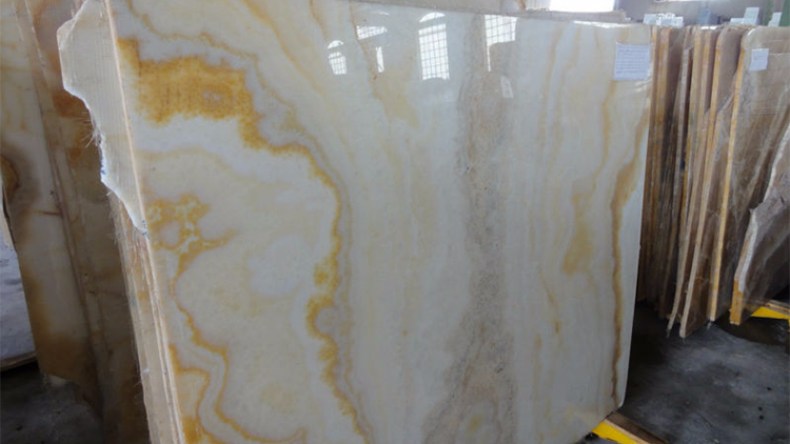 إنهاء امتيازات الإسبان والإيطاليّون لتوزيع الرخام الجزائري