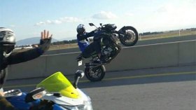 الدرّاجات النارية.. مناورات مميتة وسرقة بالنشل