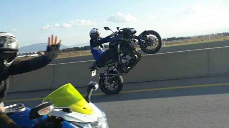 الدرّاجات النارية.. مناورات مميتة وسرقة بالنشل