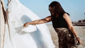 بعد طلاقها…شابة مصرية تجري جلسة تصوير لإحراق فستان زفافها 