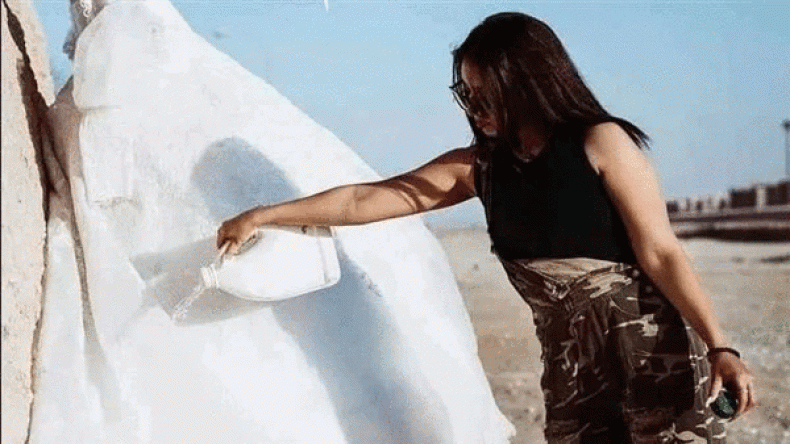 بعد طلاقها…شابة مصرية تجري جلسة تصوير لإحراق فستان زفافها