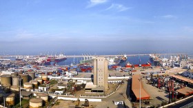 شهود جدد عن “تهريب” 6 آلاف هاتف من ميناء وهران