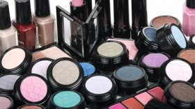 مساحيق فاسدة تغزو سوق مواد التجميل بسطيف