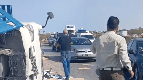 بالفيديو.. هذه حقيقة انقلاب شاحنة محملة بالسكر الجزائري في تونس