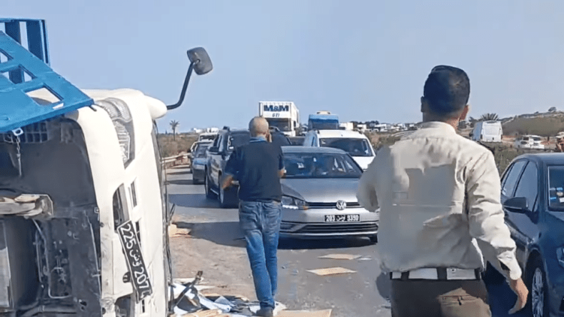بالفيديو.. هذه حقيقة انقلاب شاحنة محملة بالسكر الجزائري في تونس