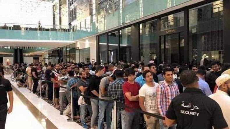 هذه حقيقة الطوابير التي تنتظر شراء “آيفون 14” في الإمارات