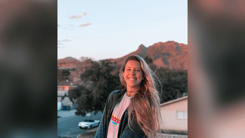 أمريكية تطبع سيرتها الذاتية على قالب حلوى لهذا السبب! (صورة)