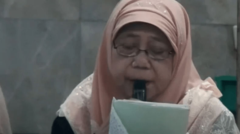 إندونيسية تفارق الحياة أثناء تلاوة القرآن( فيديو)
