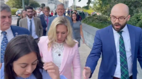 شاهد.. فيديو مثير للجدل لنائبة بالكونغرس وهي تركل إحدى الناشطات