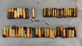 مسنّة تحمل في بطنها 50 بطارية! (صور)