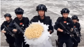 “سأحميك مثلما أحمي حدود وطننا”.. شرطي يطلب يد حبيبته بهذه الطريقة