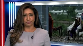 قالت إنها ترفرف في حلقها..صحفية تبتلع ذبابة على الهواء (فيديو)