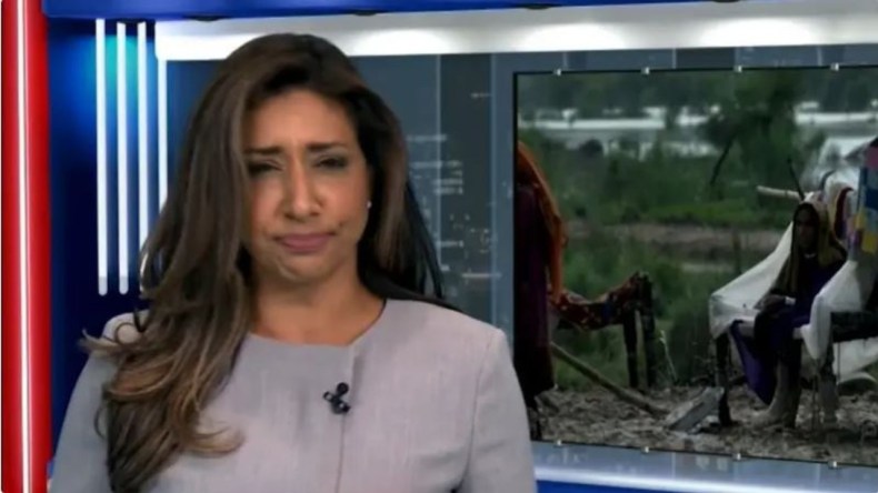 قالت إنها ترفرف في حلقها..صحفية تبتلع ذبابة على الهواء (فيديو)