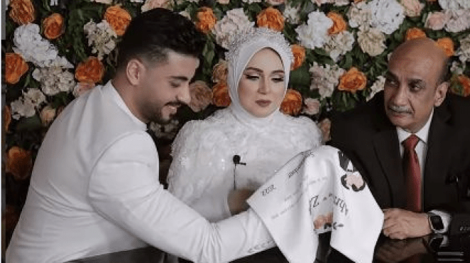 عالم أزهري أجاز ذلك…”مؤثرة” مصرية تعقد قرانها بنفسها! (فيديو)