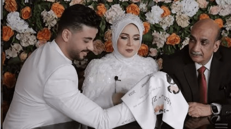 عالم أزهري أجاز ذلك…”مؤثرة” مصرية تعقد قرانها بنفسها! (فيديو)