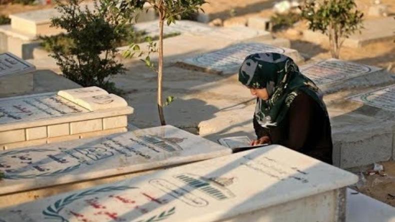 سيدة مصرية تترك رسائل يومية على قبر زوجها.. ما قصتها؟