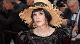 ممثلة فرنسية من أصل جزائري تثير السخرية باقتراح غريب للتضامن مع الإيرانيات