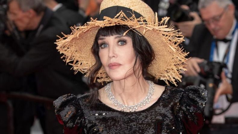 ممثلة فرنسية من أصل جزائري تثير السخرية باقتراح غريب للتضامن مع الإيرانيات