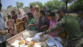  نساء أجبرن على البقاء في قرية غمرتها المياه كي لا يختلطن بالرجال