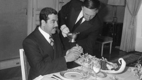 صورة بوتين وهو يقدم الضيافة لصدام حسين تحدث جدلا!