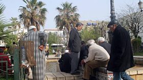 المجتمع الجزائري يتّجه نحو الشيخوخة.. والوحدة تهدّد المسنين