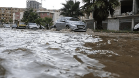 أمطار تغرق المركبات وتشل الطرقات بالوسط والشرق