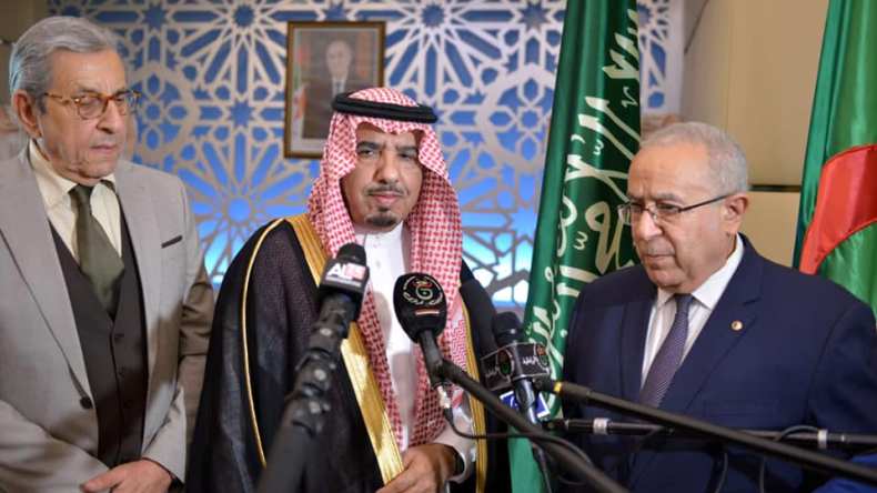 لعمامرة يستقبل وفدًا عن مجموعة الصداقة البرلمانية الجزائرية-السعودية