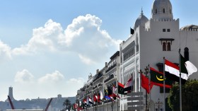 الجزائر العاصمة تتزين لاستقبال الضيوف العرب