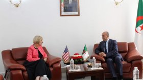وزير النقل يتحدث مع السفيرة الأمريكية عن الخط الجوي المباشر الجزائر – نيويورك