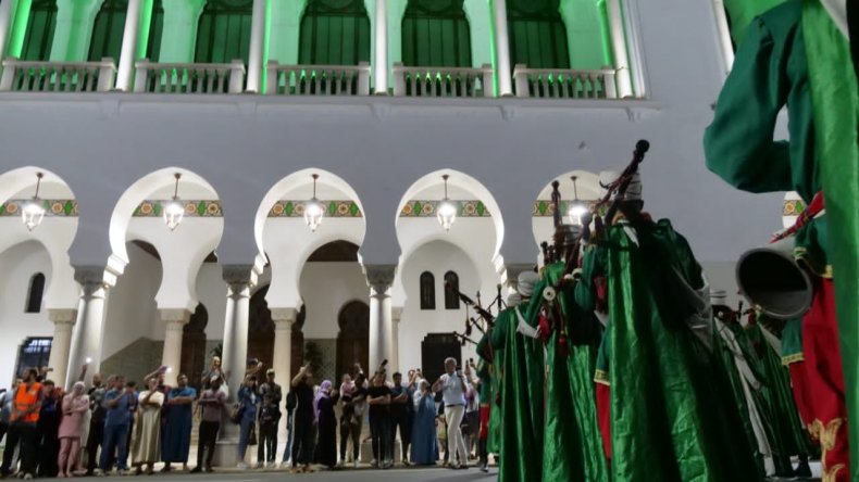 بالصور.. “فرقة المزوَد” في شوارع الجزائر عشية القمة العربية